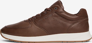TOMMY HILFIGER Sneakers laag in Bruin: voorkant