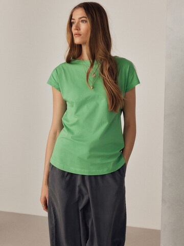 Tricou de la Next pe verde: față