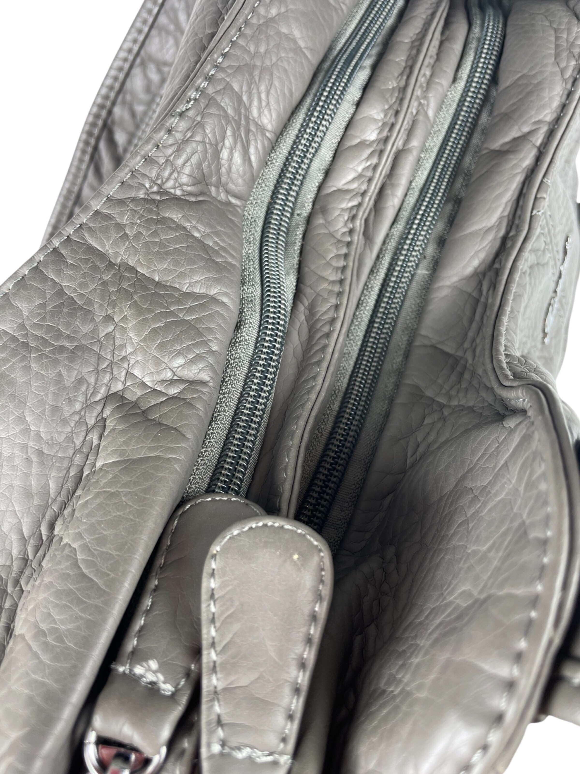 Kumixi Shoulder Bag in Grey
