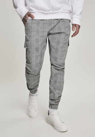 Urban Classics Tapered Cargo Pants in Grey: front