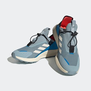 ADIDAS TERREX - Sapato baixo 'Voyager 21 Heat.Rdy Travel' em cinzento