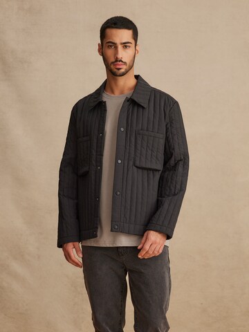 DAN FOX APPAREL Overgangsjakke 'Edward' i sort: forside