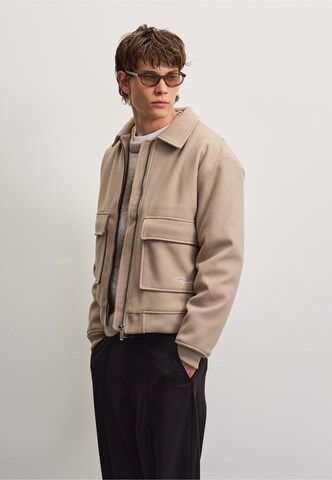Pegador Välikausitakki 'Aiken' värissä beige: sivusta