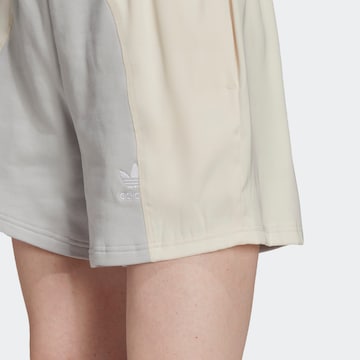 ADIDAS ORIGINALS Loosefit Shorts in Beige