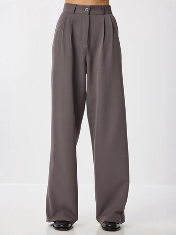 Wide Leg Pantalon à pince Happiness İstanbul en gris : devant