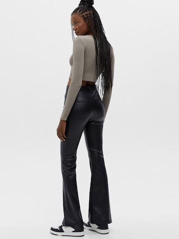 Pull&Bear Flared Jeans i svart