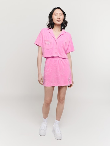UNFOLLOWED x ABOUT YOU - Camiseta 'BREEZY' en rosa