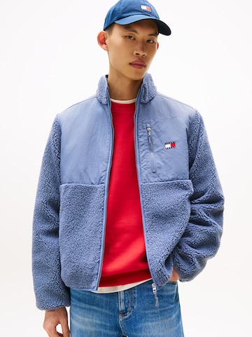 Tommy Jeans Φθινοπωρινό και ανοιξιάτικο μπουφάν σε μπλε: μπροστά