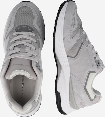 TOMMY HILFIGER Sneaker in Grau