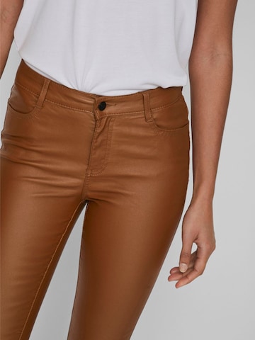 VILA Skinny Jeans 'Commit' i brun