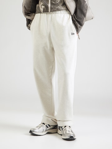 Loosefit Pantalon 'ESSNTIALS' NEW ERA en gris : devant