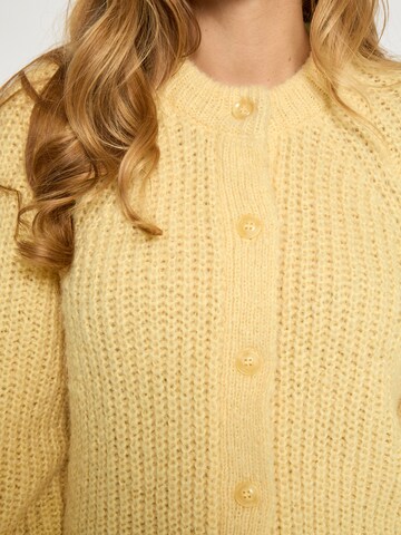 Peppercorn Neuletakki 'Mabelle' värissä keltainen