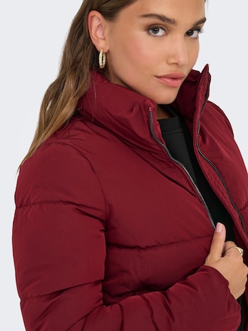 Veste d’hiver 'ONLDolly' ONLY en rouge