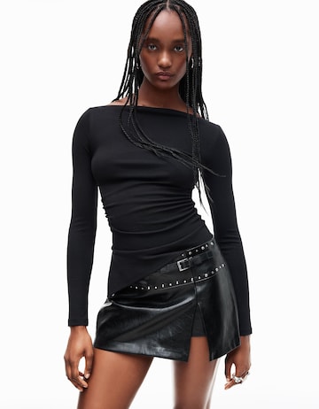 Tricou de la Bershka pe negru: față