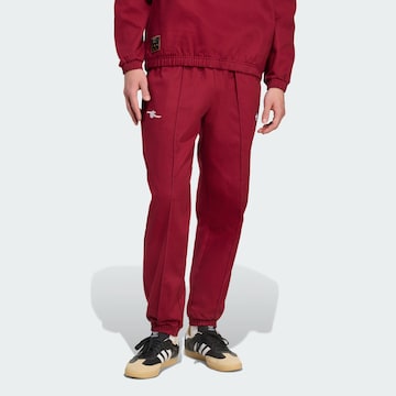 ADIDAS ORIGINALS Tapered Jeans 'Arsenal Terrace Icons' in Rot: Vorderseite