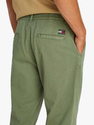 Tapered Pantaloni con pieghe di Tommy Jeans in verde