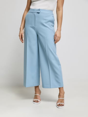 Wide Leg Pantalon à plis 'Vicky' ABOUT YOU x Iconic by Tatiana Kucharova en bleu : devant