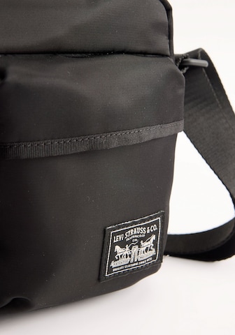 LEVI'S ® Schultertasche in Schwarz