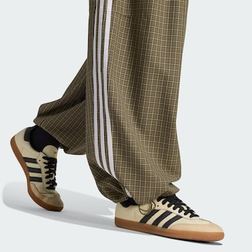 ADIDAS ORIGINALS - Ropa ancha Pantalón plisado en verde