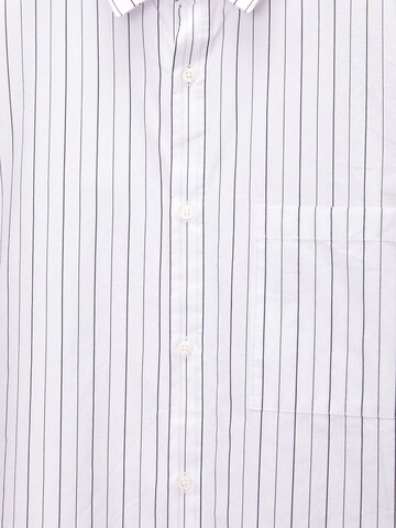 Fit confort Chemise Pull&Bear en blanc