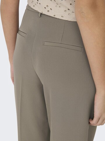 Loosefit Pantalon à plis 'ELLY' ONLY en marron