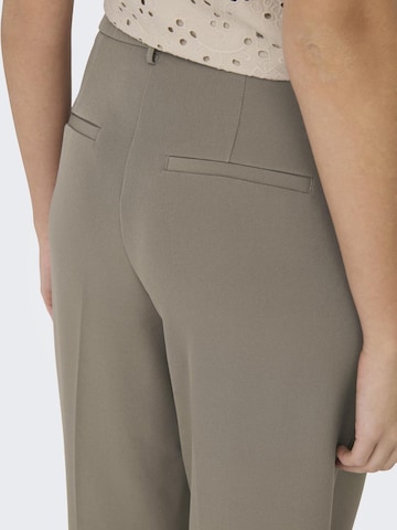 Loosefit Pantalon à plis 'ELLY' ONLY en marron