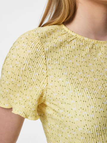 Maglietta di PIECES in giallo