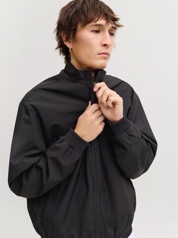 JACK & JONES Välikausitakki 'JJECHARGE' värissä musta