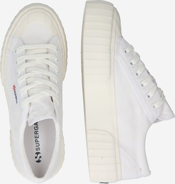 Baskets basses SUPERGA en blanc