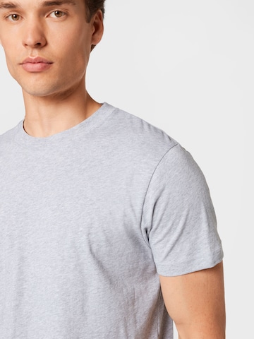 Tricou 'AVAN' de la MELA pe gri