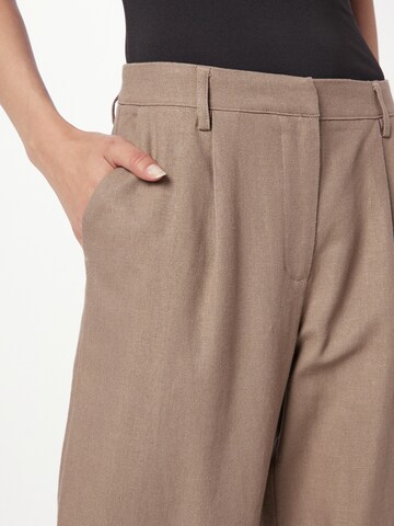 Loosefit Pantaloni con pieghe di NA-KD in marrone