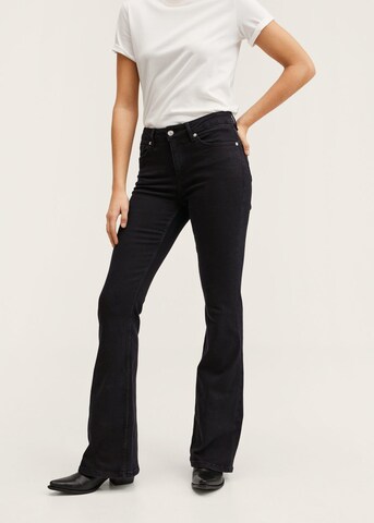 MANGO Flared Jeans in Zwart: voorkant