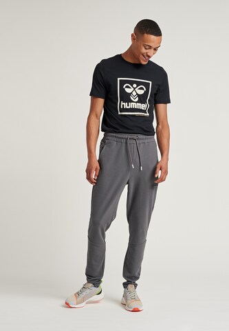 Hummel Tapered Sporthose in Grau