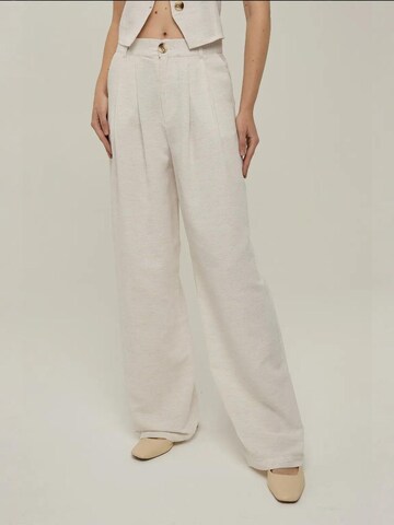 Wide Leg Pantalon à pince Hiccup en blanc