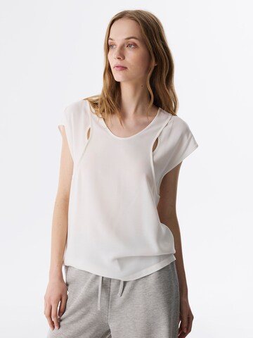 Twist Shirt in White: front