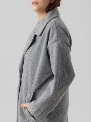 Vero Moda Curve Демисезонное пальто 'Spencer' в Серый