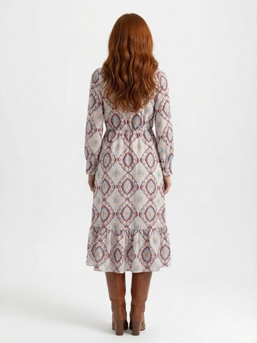 Shop Karey - Vestido camisero 'Isabella Dress' en blanco