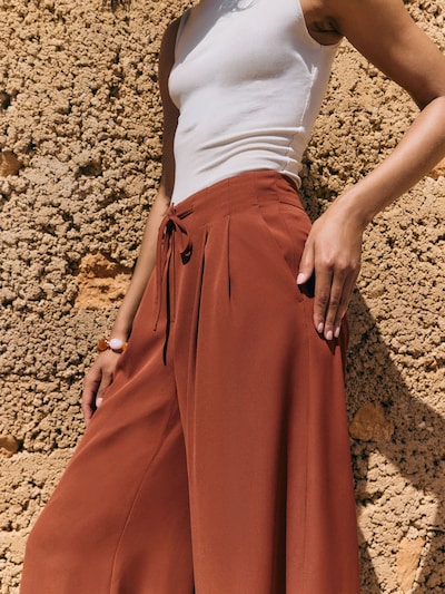 Pantaloni con pieghe in 36 Friends Like These di colore ruggine, Visualizzazione prodotti