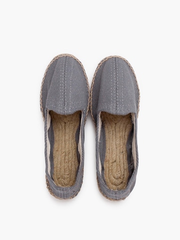 Scarpa bassa di Pisamonas in grigio