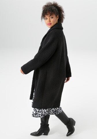 Aniston Mantel in Schwarz