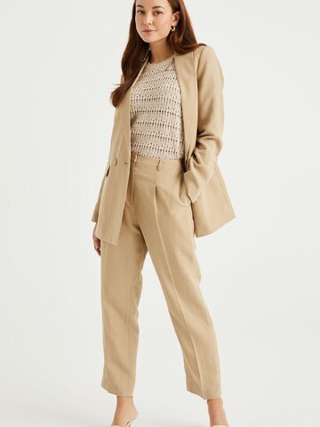 WE Fashion Regular Trousers with creases in Beige