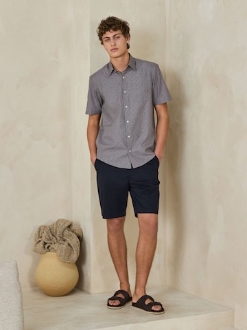 Next - Ajuste regular Camisa en gris
