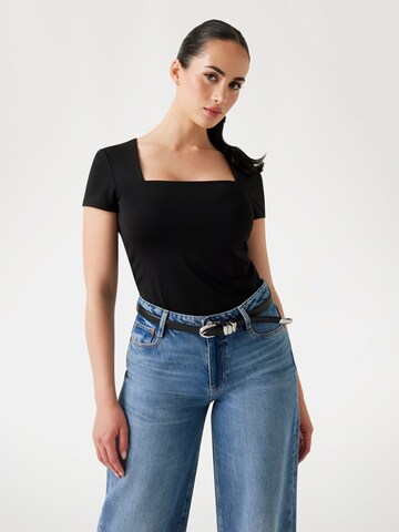 GUESS T-Shirt in Schwarz: Vorderseite