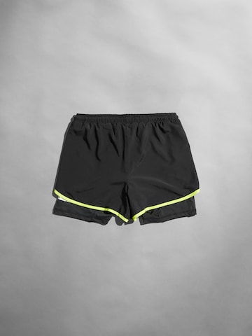 SUPERREBEL® GEAR Regular Sporthose 'INGRID' in Schwarz