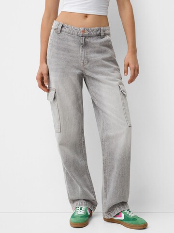 Loosefit Jeans cargo Bershka en gris : devant