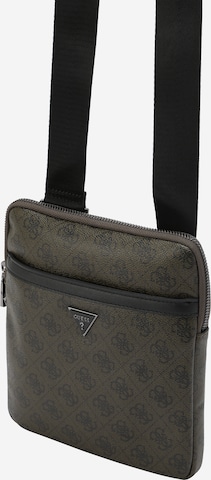 Borsa a tracolla 'VEZZOLA' di GUESS in verde: frontale