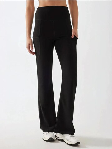 évasé Pantalon Hiccup en noir : devant