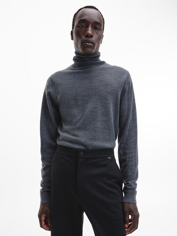 Pull-over Calvin Klein en gris : devant