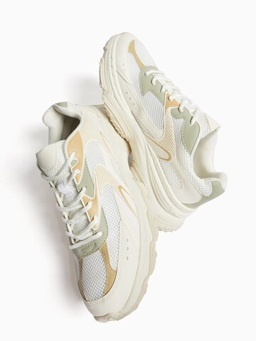 Sneaker bassa di Bershka in bianco