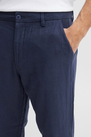 !Solid Regular Chinohose in Blau